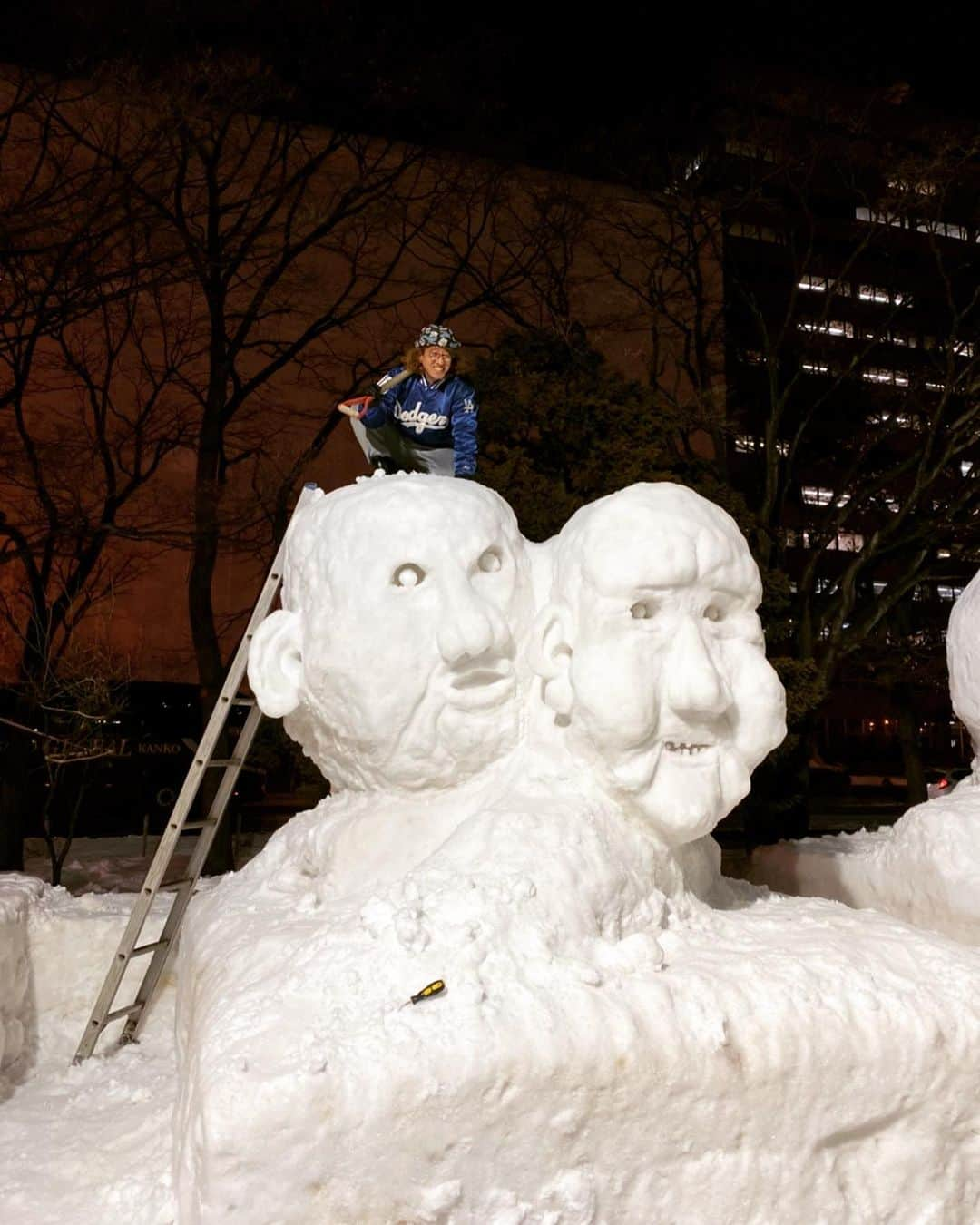 ボン溝黒さんのインスタグラム写真 - (ボン溝黒Instagram)「札幌雪まつりの大通りに並ぶ市民雪像の抽選に友達が当たったので、好きなデザインを削れるので楽しすぎるね。 #雪まつり2020 #市民雪像  #札幌 #雪」1月31日 23時29分 - bontheworld