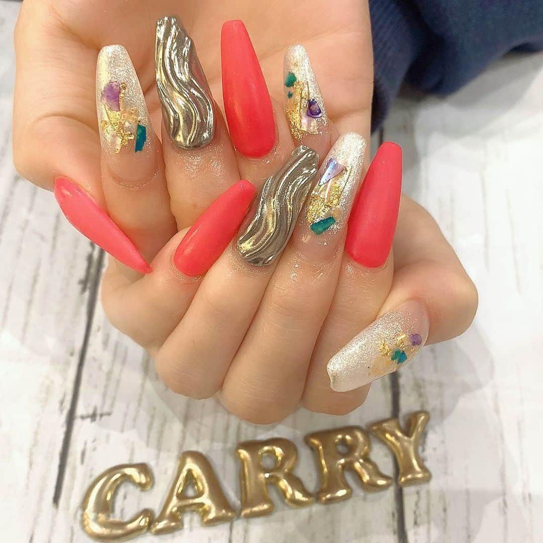 田村月光（ツッキー）さんのインスタグラム写真 - (田村月光（ツッキー）Instagram)「. New Nail♥ᵕ̈* 初めてマットなピンクに挑戦!!👼🏻 超絶かわいいいい💗💗 みんなもCarry行ってみて!!折れないしもちが良すぎる😆 ・ おそろいネイルは、  gel通常 ¥8680→¥7480(税抜)  スカルプ通常 ¥16480→¥14500(税抜)  Jr.スカルプだと ¥11980(税抜き)  新たにJrネイリストコース　 スカルプverが出ました♪ ⭐️silverコース 通常¥11600 👉¥7600 (税抜) ※長さNまで　ワンカラー 💕 ⭐️goldコース 通常¥14800👉¥12800(税抜) ※長さ1枚MAXまで  柄4本とストーンつけ放題💕 ・ ・ 👆 👆 ⚠️CARRYの技術チェックを クリアしたＪｒ．ネイリストが 施術致します。 ⚠️通常より施術時間が多少かかりますのでお時間に余裕を持っての、ご予約とさせて頂きます。ご了承下さい。 ⚠️恐れ入りますがクレームは受け付け致しかねます。 ⚠️プラスでアートをご希望のお客様は ご予約時にお申し付けくださいませ。 ・ ・ ❤︎ご予約時にＪｒ．ネイリストコースを利用とお伝えください🎵  また、CARRYはhair.nail共に一緒に働いてくれるスタッフを募集してます！  詳しくはお店にお問い合わせ下さい ・ ・」1月31日 23時31分 - tsu02ki