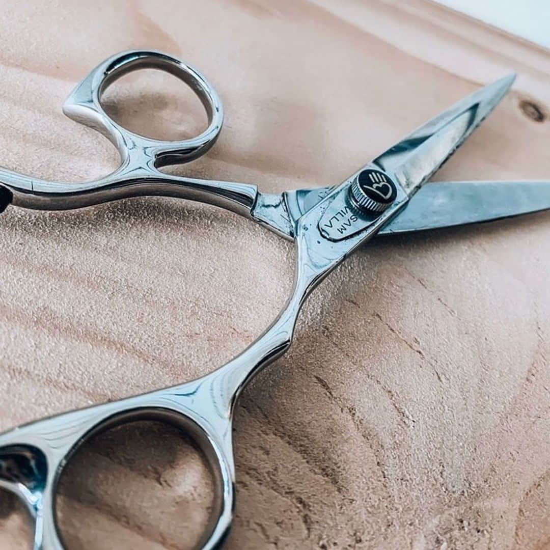 Sam Villaさんのインスタグラム写真 - (Sam VillaInstagram)「#SamVilla Signature Series 7” Dry Cutting Shears ✖️a powerful sword blade, especially useful for dry cutting and condensed cutting techniques. Can also be used on wet hair.⠀ ⠀ 📷: @halobeautybar417⠀ ⠀ Shop these #shears and other #SamVillaTools on SamVilla.com (link in bio).」1月31日 23時35分 - samvillahair