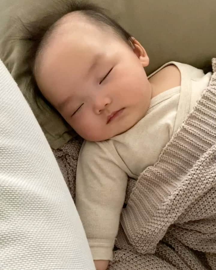MOMOツインズのインスタグラム：「Beethoven puts me to sleep 😴🎼 #9winkswaswhatittook #pianosonata11」