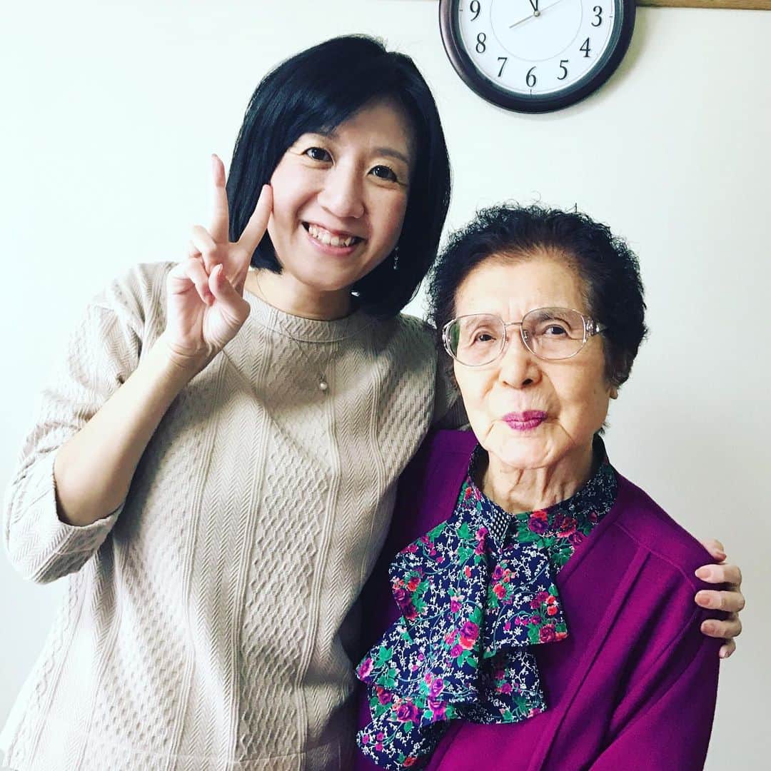 三隅有里子さんのインスタグラム写真 - (三隅有里子Instagram)「* 私の祖母は94歳。 「見えない😳」と必ず言われる自慢のおばあちゃん。この日も娘や、孫や、ひ孫たちといい写真を撮りたくて、おしゃれなシャツに鮮やかなカーディガンというコーディネートでやってきました🌺しかも口紅だけで、あとは一切お化粧をしていないのに、この肌ツヤの良さ😍 見た目が若々しいのはもちろん一番の自慢は、94歳でまだ現役で、文房具店をひとりで営んでいることです。朝7時には店を開け、15時30分まで営業して、店を閉めたら15分歩いて近くの銭湯に通うのが日課です。 年末年始や家族の用事があって出かける時以外は店を年中無休で開けていて、「暇だと疲れるわー」という働き者です。昭和62年に風邪をひいて以来、一度も風邪をひかず、大きな病気をしたことがありません。 あと3年でお店が60周年なので、そこまでお店を頑張るという祖母。そこまでたどり着いたら、100歳まで元気にお店を続けてくれたらなあというのが孫の願いです✨  #祖母 #grandmother #94歳 #奇跡の94歳 #私の自慢 #おしゃれ で #肌ツヤがよく #働き者 #休日 #off」1月31日 23時49分 - misumi_gtv