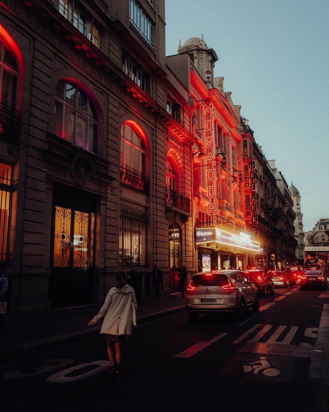 ライカさんのインスタグラム写真 - (ライカInstagram)「Urban evening atmosphere in the streets of Paris - captured by @tobi_holzweiler with a #LeicaQ  #🔴📷 #leica #leicacamera #leicaphotography #leicagram #leica_world #leica_club #leicasociety #letsgosomewhere #exploretocreate #streetphotography」2月1日 0時00分 - leica_camera