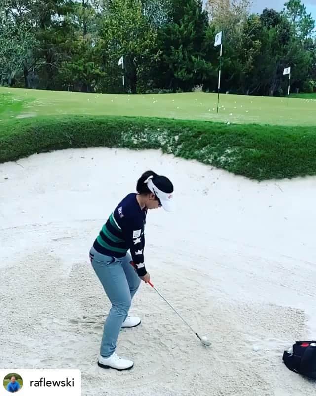 モリヤ・ジュタヌガーンのインスタグラム：「#momoriya Posted @withregram • @raflewski A close up look at one of my favourite actions from the bunker @mo_moriya #golf #bunker #shortgame #golfcoach #lpgatour」