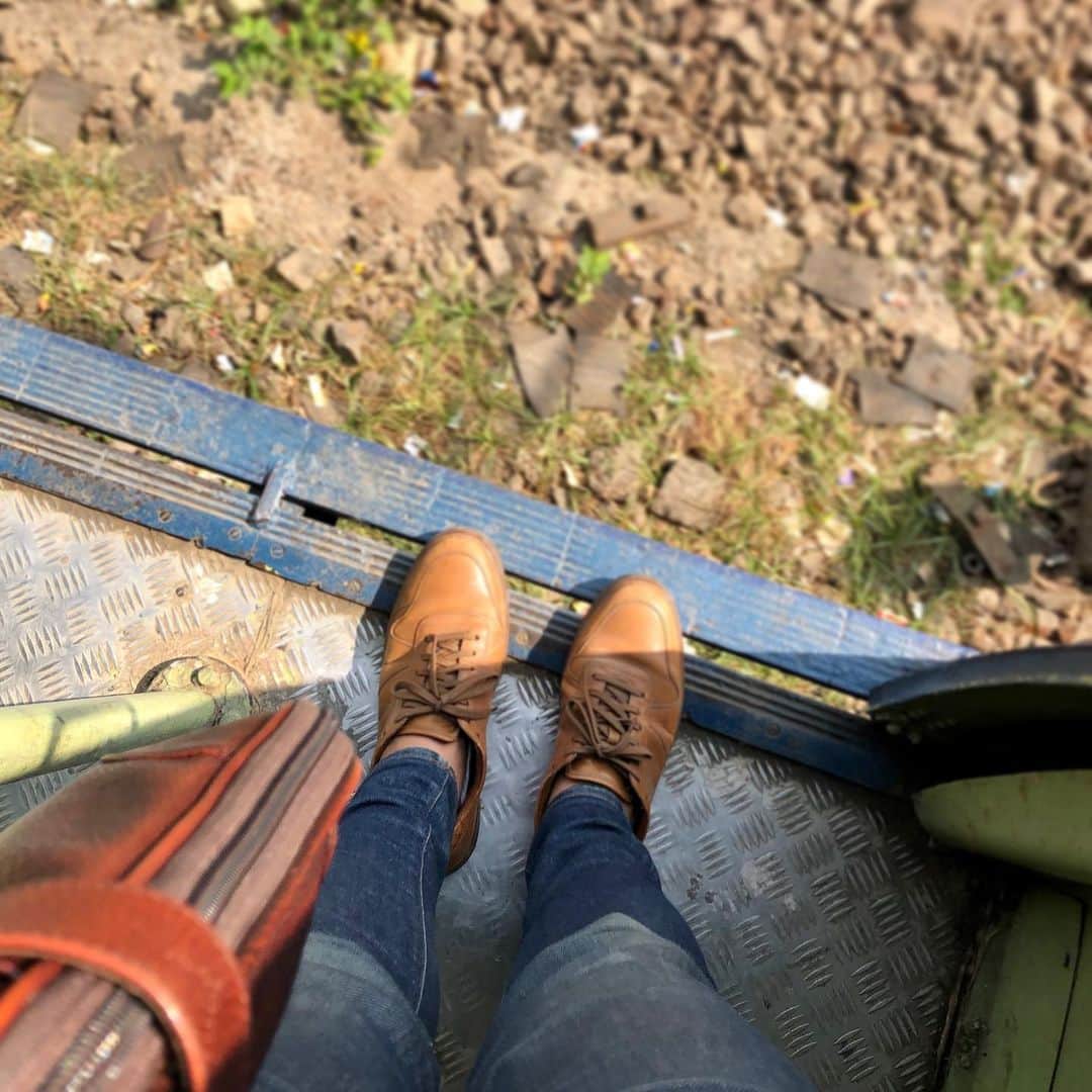 今日ヤバイ奴に会ったのインスタグラム：「インドの車窓から #足元の時速100km」