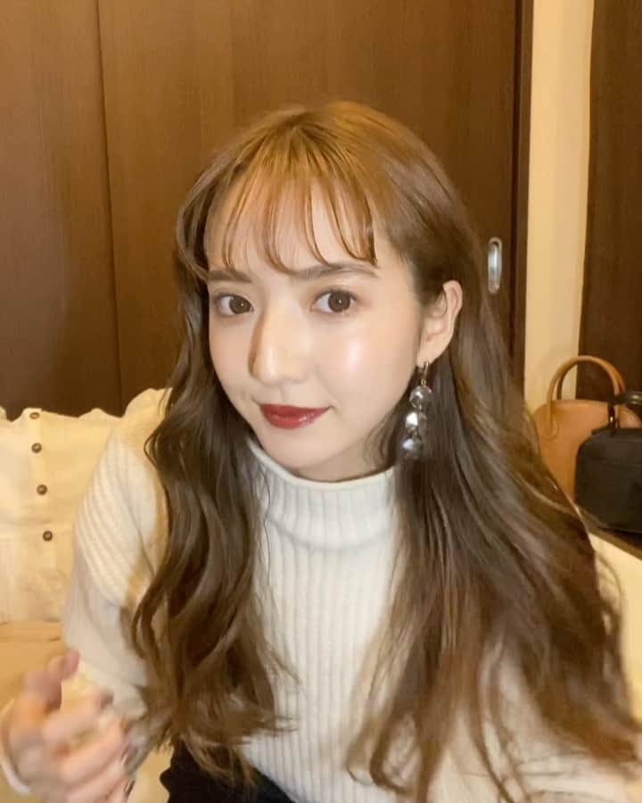 平木愛美のインスタグラム：「いっぱい着替えた🤭🧡笑 インスタライブ観てくださった皆さまありがとうございました💕💞みんなとお話できたり楽しかったです👼  まだライブ動画観れるようになっているので、見逃されたかたもよかったらぜひに☺︎ . ライブでご紹介したお洋服たち…私セレクトのアイテムは本日より一週間の期間限定で、受注受付されます🤍 ・ボトルネックリブknit ・プリーツワイドパンツ ・ハーフスリープフリルブラウス  購入できるurlはストーリーに、そしてハイライトにのこすようにします！  こちらの３型です⚪️ ベーシックかつ可愛いシルエットだったり、色々着回しができたり、わたしもお気に入りな洋服です🕊  #セレクト #お洋服 #着回し #コーデ #ootd #coordinate #fashion #knit #pants」