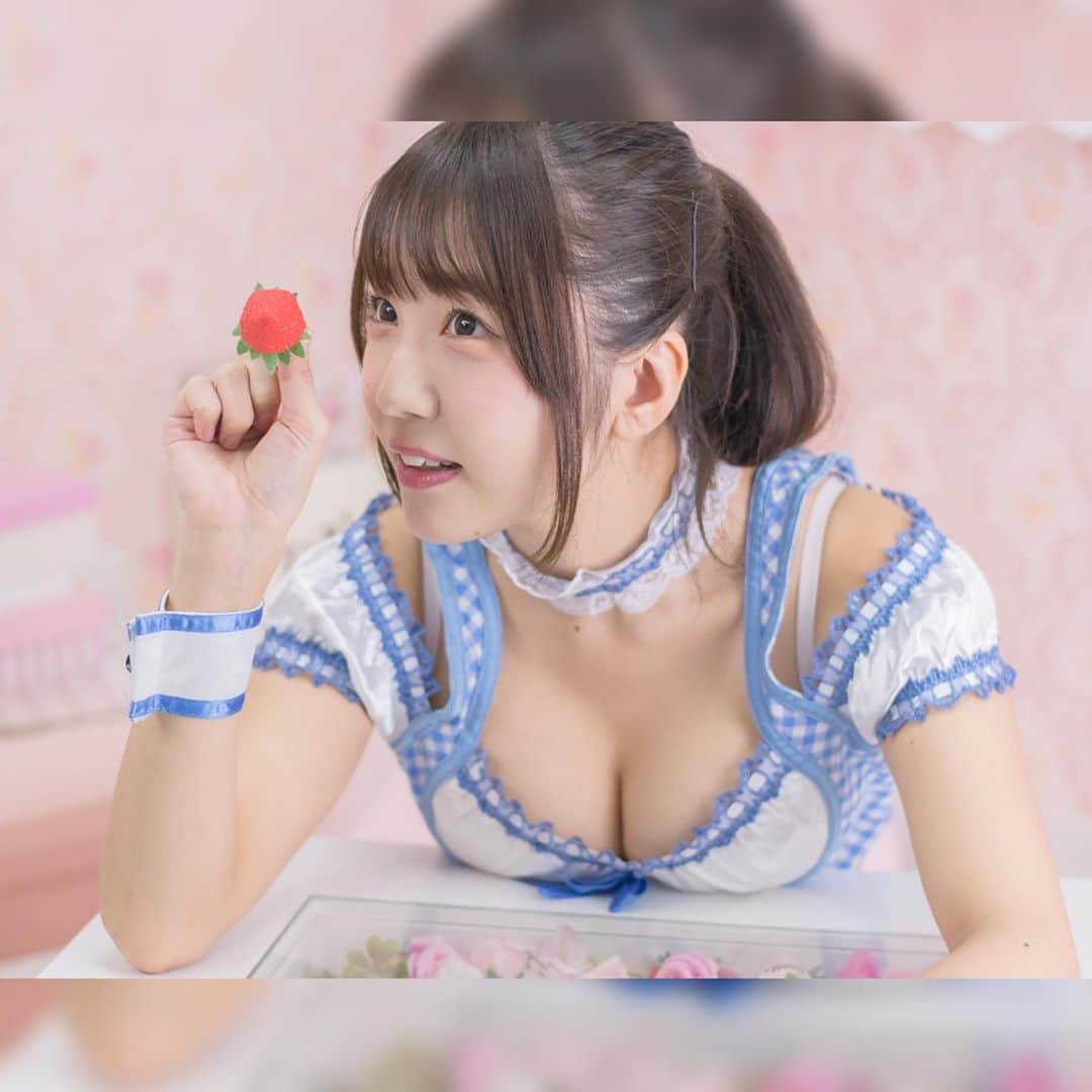 天羽希純のインスタグラム：「いちご食べる？🍓 #水着 #泳衣 #swimwear #ビキニ #bikini #bikinigirls #コスプレ #cosplay  #japanesegirl #巨乳 #谷間 #可愛い女の子 #グラビア #gravure #グラドル #アイドル #Japaneseidol #撮影会 #撮影会モデル #被写体 #太もも #フェチ」