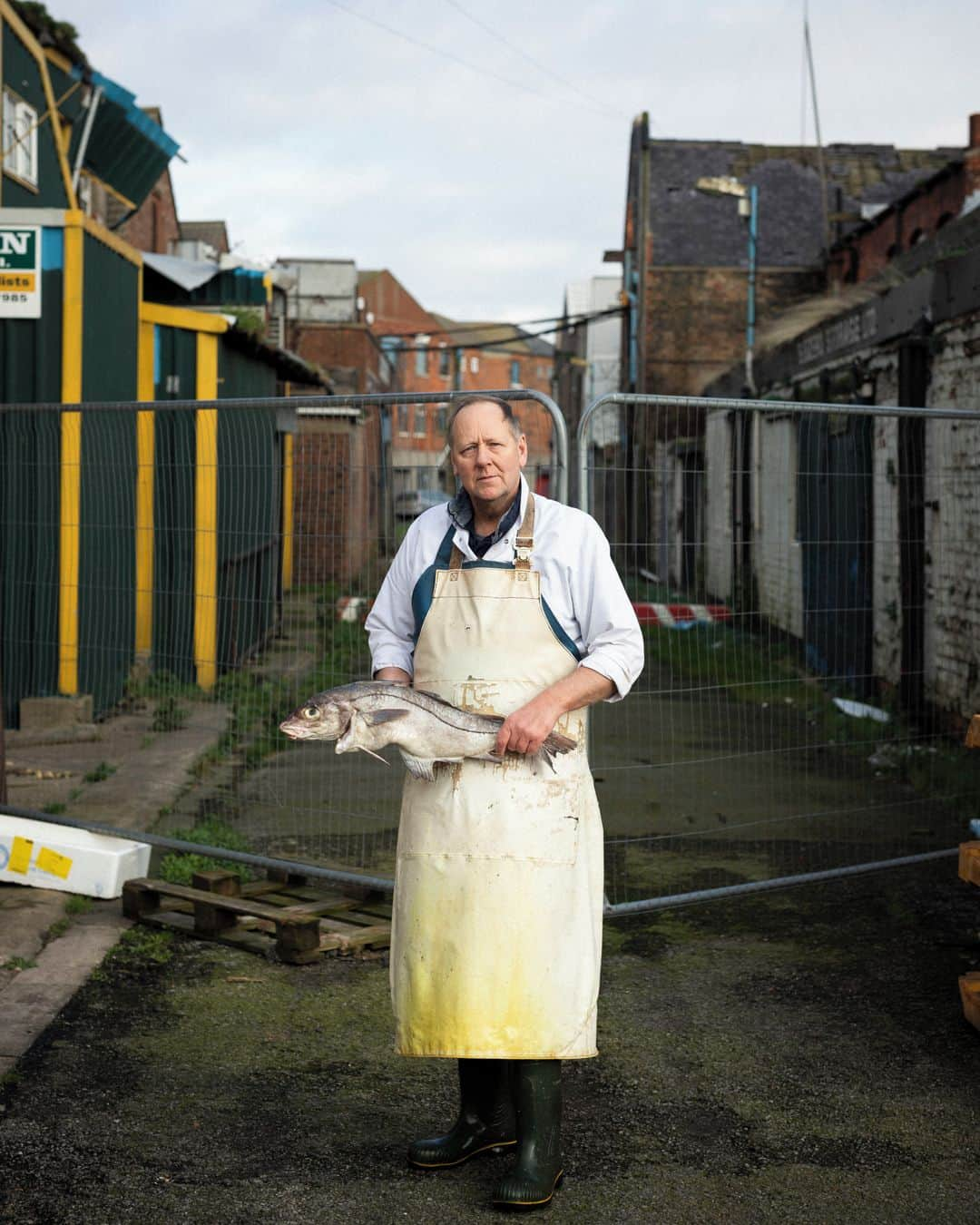 ルモンドさんのインスタグラム写真 - (ルモンドInstagram)「Grimsby, port de pêche du Lincolnshire a voté à 71 % en faveur du Brexit au référendum de juin 2016, et absolument personne ne regrette le résultat. Mais ici aucune fête n’est prévue pour la sortie officielle de l’Union européenne (UE) ce vendredi 31 janvier à 23 heures, heure britannique. Les Grimbariens ont trop de décennies difficiles derrière eux pour croire facilement à des lendemains meilleurs. Bien malgré eux, ils incarnent à la perfection « l’esprit du bouledogue » dont les Britanniques sont si fiers. Le chien buté et têtu, comparé à Winston Churchill seul contre tous pendant la seconde guerre mondiale, symbolise le patriotisme obstiné du pays et son sens de la résistance face à l’adversité. ------ 1 : David Berry, 60 ans est fileteur de poisson au fumoir de haddock sur le port des docks de Grimsby. Il a voté pour quitter l'UE en 2016, estimant que l'Europe est "trop bureaucratique". Il pense que les choses seront difficiles les premières années, mais que tout s'arrangera pour le mieux, sans l'UE. 2 : Michael Weston et sa femme Sarah, à l'hôtel Yardborough. Michael a voté pour quitter l’UE en 2016. Il regrette aujourd'hui son choix et pense que Brexit est un désastre.: « Excusez mon français, mais "fuck it" : Brexit sera un bain de boue, mais nous en tirerons le meilleur parti. » 3 : Une machine à sous dans un pub de Witherspoons, pose la question : Deal or No Deal ? La ville de Grimsby,  est en difficulté depuis les années 1970, lorsque l'industrie de la pêche s'est effondrée. Le sort des pêcheurs britanniques est devenu un cri de ralliement populaire pour les Brexiters. 4 : Peter Ladds, 82 ans, est un pêcheur à la retraite, Il est ravi de sortir de l'UE et se réjouit que le gouvernement dispose d'une forte majorité pour enfin faire avancer les choses: « Boris Johnson est un trou du cul, mais j'ai voté pour lui. » —— Photos : Ed Alcock ( @edalcock) / M.Y.O.P ( @agence_myop) #PourLeMonde  #Grimsby #brexit #DDAY」2月1日 0時08分 - lemondefr