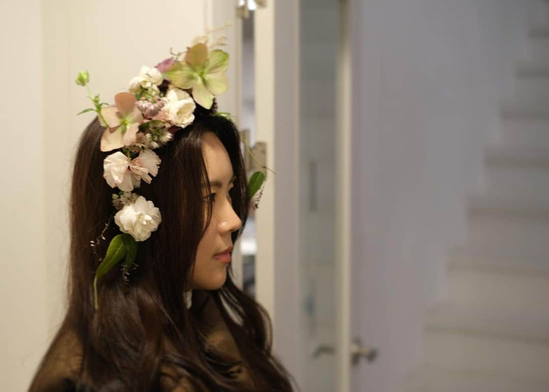 플로리스트 이주연 florist Lee Ju Yeonさんのインスタグラム写真 - (플로리스트 이주연 florist Lee Ju YeonInstagram)「. . 인내와 집중력이 필요한 화관수업  피곤한데도 열심히 잘해준 혜인이 지영이 정하언니 (다예)💛 🙏🏻👍🏻 . . #화관 . . 订花 WeChat ID vaness_flower 클래스상시모집 당일꽃주문가능 #수업문의 #주문예약 #lesson #Order  Katalk ID vaness52 WeChat ID vaness_flower E-mail vanessflower@naver.com . 강남구 역삼동608-16 📞02-545-6813 . #vanessflower #florist #flowershop #handtied #flowerlesson #花束 #花束包装 #바네스플라워 #플로리스트 #꽃다발 #웨딩부케 #역삼역꽃집 #언주역꽃집 #플라워레슨 #꽃다발주문 #꽃수업 #기업출강 #꽃주문  #대관 #공간대여 #공간쉐어 #강남대관 #세미나대관 #브라이덜파티」2月1日 0時00分 - vanessflower