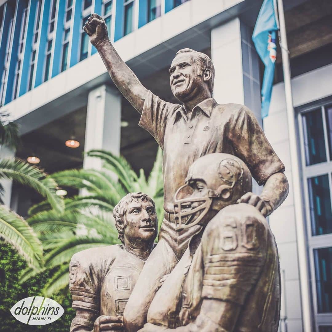 マイアミ・ドルフィンズさんのインスタグラム写真 - (マイアミ・ドルフィンズInstagram)「On this day in 2010, we unveiled the "Perfect Moment in Time" statue in honor of Hall of Fame Coach Don Shula. In addition, the stadium address is announced as 347 Don Shula Drive in honor of Coach’s career victory total.」2月1日 0時00分 - miamidolphins