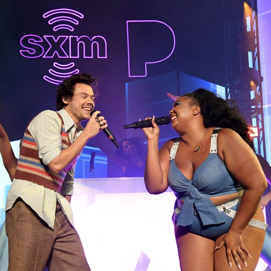 E! Onlineさんのインスタグラム写真 - (E! OnlineInstagram)「It ain't our fault that we're out here gettin' loose, gotta blame it on Lizzo & Harry Styles’ performance of #Juice. Watch at the link in our bio because you know that's how we rolllll. (📷: Getty)」2月1日 0時01分 - enews