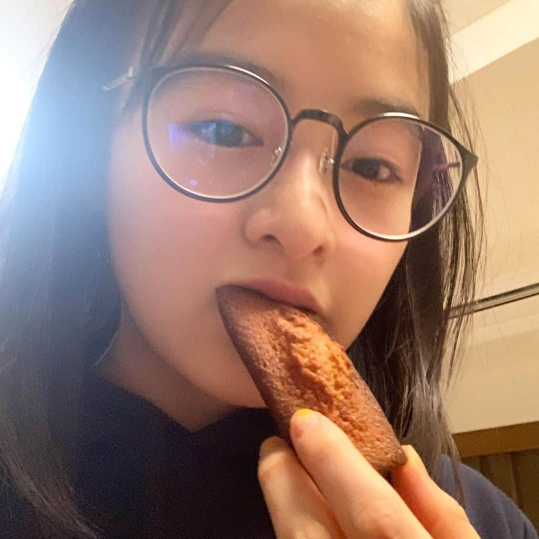 森七菜さんのインスタグラム写真 - (森七菜Instagram)「スイーツタイム🧁 #フィナンシェ #メガネっ子 #😋」2月1日 0時02分 - morinana_official