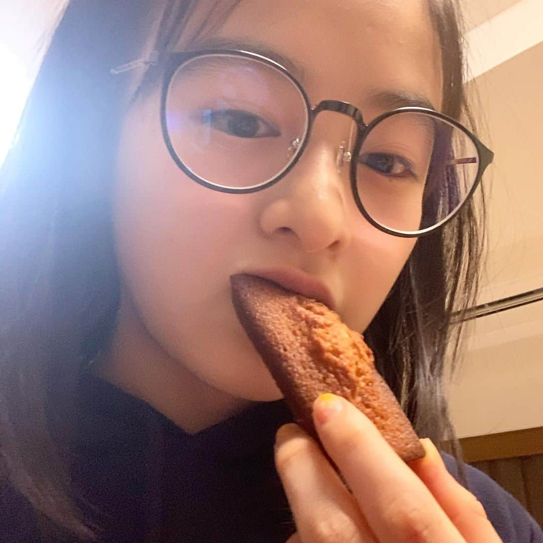 森七菜さんのインスタグラム写真 - (森七菜Instagram)「スイーツタイム🧁 #フィナンシェ #メガネっ子 #😋」2月1日 0時02分 - morinana_official