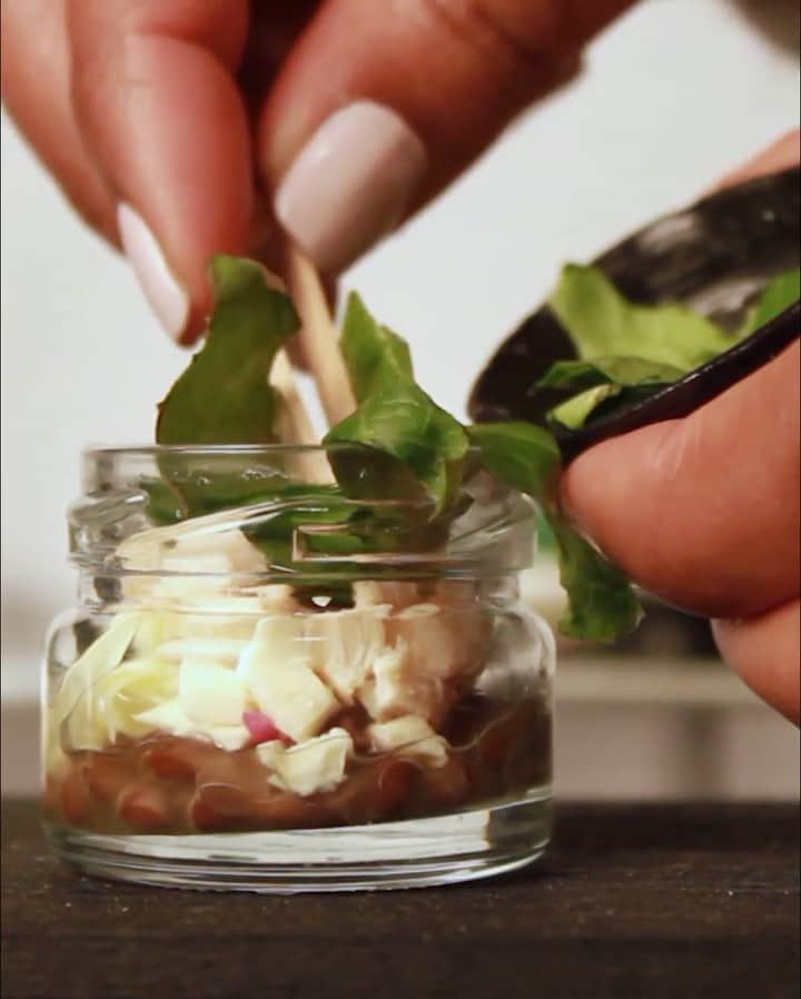 アメリカン航空のインスタグラム：「A little chicken lentil salad anyone? Our new (full-size 😊) @zoeskitchen menu items are for sale on board tomorrow!」