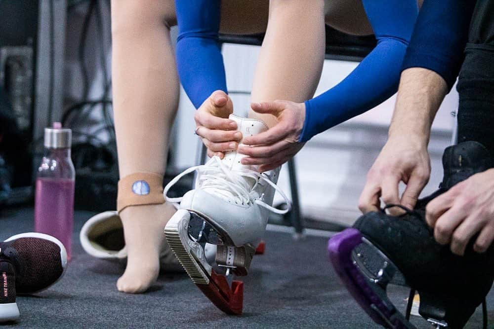 ミリアム・ツィーグラーのインスタグラム：「Time to break in new skates today! 🎉 Huge thank you to @edeaskates and @johnwilsonblades for always providing us with the best equipment there is ❤️ 📸 @text_marka」