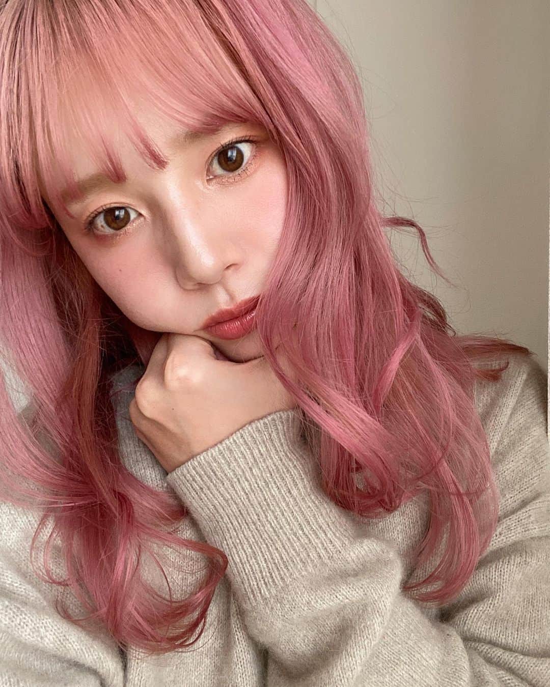 目見田早弥子さんのインスタグラム写真 - (目見田早弥子Instagram)「| make up𓈒𓂂 最近のメイク。気に入っているので記録用に✐ 眉にピンク混ぜても写真やったら全然わからへん😂🌸 ⠀ 後ろのぴよん毛、気になる」2月1日 0時12分 - sayako_memida