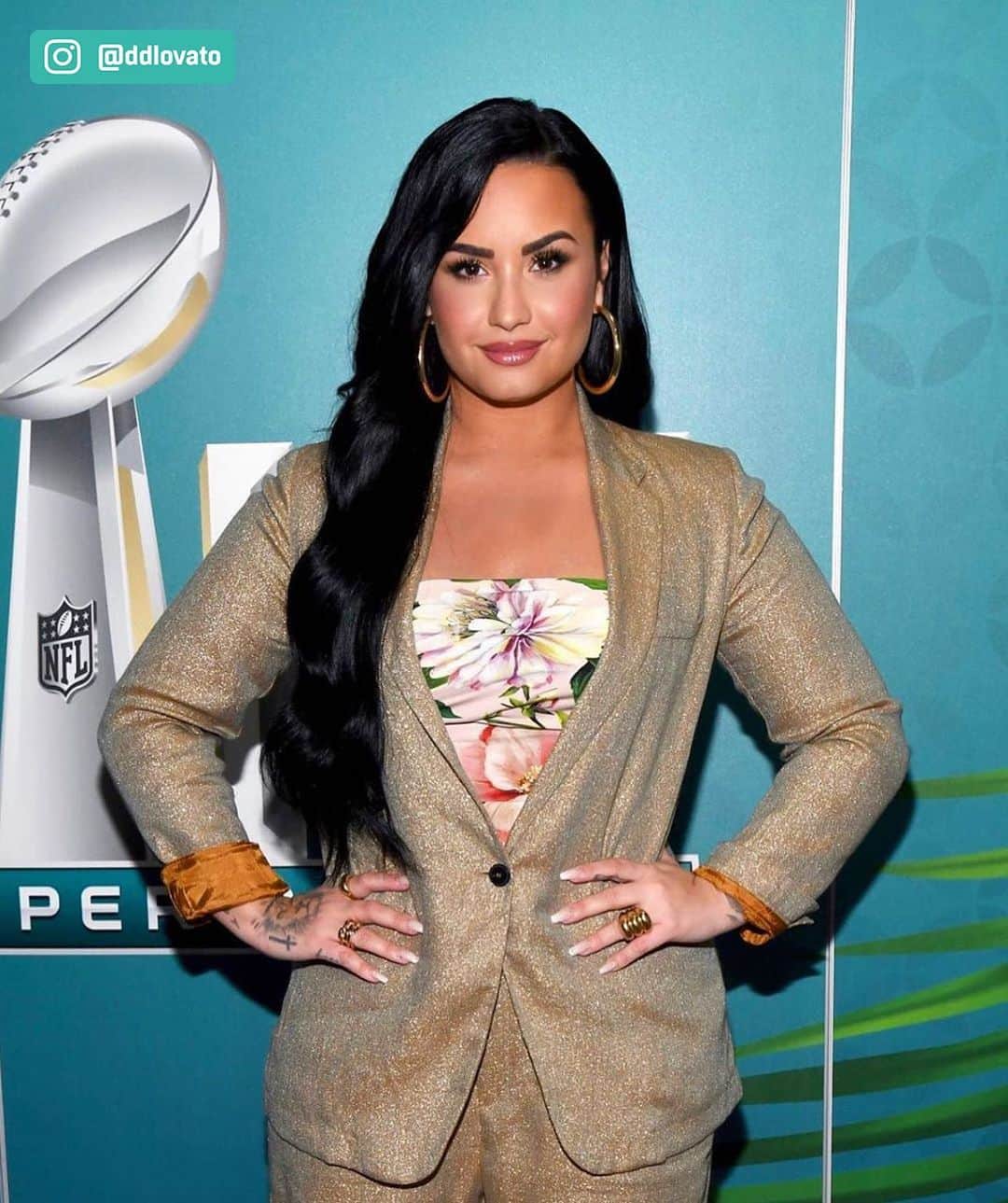 NFLさんのインスタグラム写真 - (NFLInstagram)「Demi Lovato is in Miami and ready to sing the #SBLIV National Anthem! 🏈🎤 (via @ddlovato) #WeReady」2月1日 0時15分 - nfl