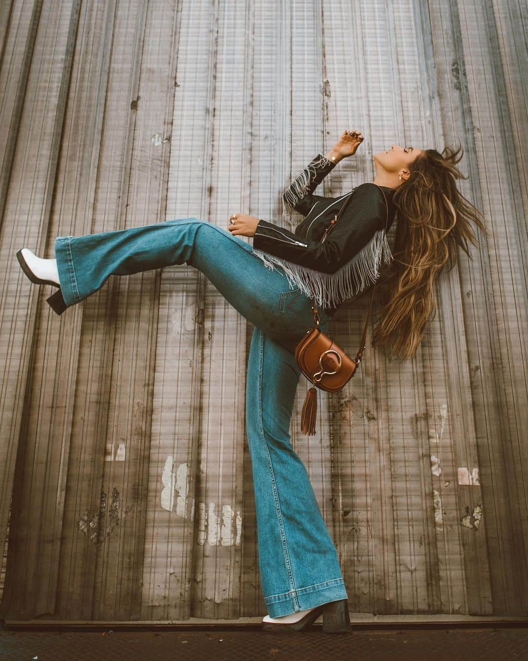 イルビゾンテのインスタグラム：「Surrender to the irresistible charm of Loop bag. ☆  #ilbisonte #leather #accessories」