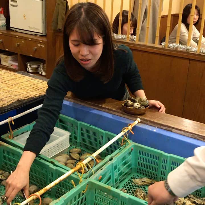 鶏魚 谷町のインスタグラム：「鶏魚です！しーちゃんです🎶 一月もあっという間に終わりますね💦 寒くなったり、新型肺炎が上陸したりと大変ですが、毎日元気に営業しておりますので、よろしくお願いします❤️#新型肺炎 #寒いのはイヤ #鶏魚 #大阪 #谷町四丁目 #駅近 #セルフ飲み放題 #地域最安値 #コース #座敷 #個室 #貝盛り放題 #ガンガン焼き #あさり #はまぐり #ホンビノス貝 #牡蠣 #さざえ #飲み会 #女将」