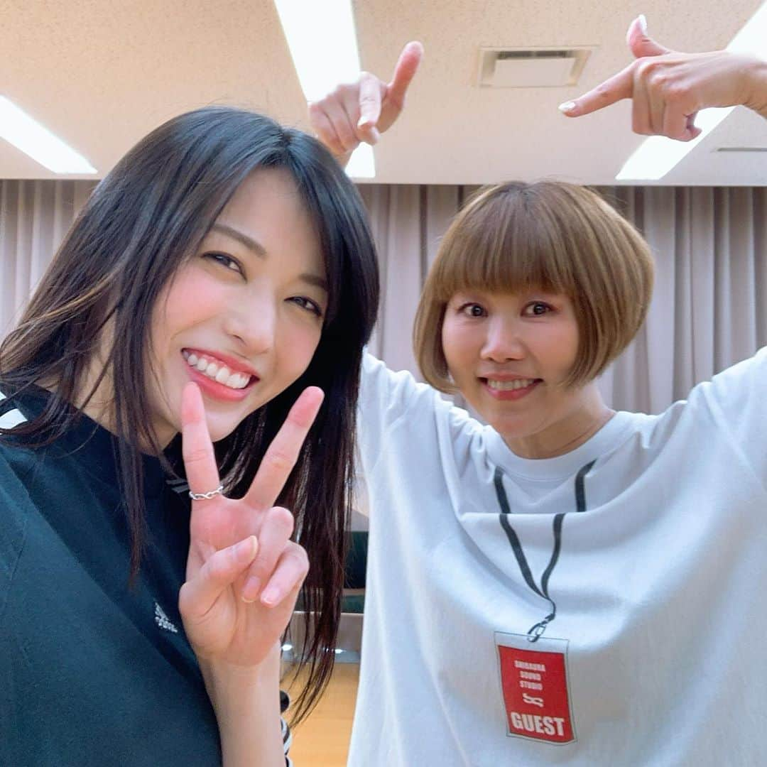 矢島舞美さんのインスタグラム写真 - (矢島舞美Instagram)「. そして！お久しぶりすぎるーー(T ^ T)♡#山城陽子 先生♡今日はバースデーイベントのリハーサルで、久々にガッツリ踊ってきたの♡先生には°C-ute時代にずっとお世話になっていたので、久々に一緒に踊れたのが嬉しすぎたー♡久々に踊ったから、既に足がじゅわじゅわきてます💦ディズニーランドを1日中歩き回った後みたいな感覚(^◇^;)あ！レッスン中、「先生なんのパス付けてるんだろうー？パスなんて必要だったっけ？」と思ってたけど、そういうデザインのパーカーだったんだぁ‼︎今写真見て気付きました！笑 あとは自主練頑張ります✊ . . #矢島舞美#ダンス」2月1日 0時21分 - maimiyajima_official_uf