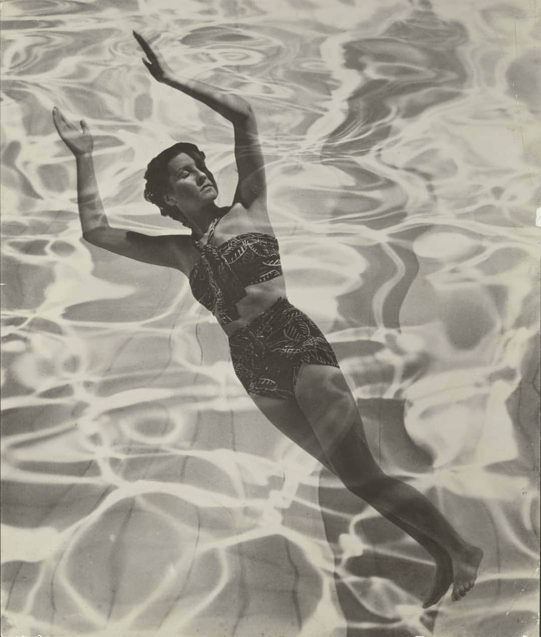 テート・ギャラリーさんのインスタグラム写真 - (テート・ギャラリーInstagram)「🏊‍♀️ ​ ​During the 1930s, Dora Maar's provocative photomontages became celebrated icons of surrealism, exploring themes such as eroticism, sleep, fantasy, fashion and the relationship between art and reality. Our first Uniqlo #TateLates of the year celebrates Dora Maar's iconic surrealist work, with Maar-inspired life drawing, chats about lucid dreaming, experimental collage workshops and loads more. (Link in bio for the full programme ➡️) ​ ​Join us tonight, 6-10pm at Tate Modern. Entry's free. Losing yourself in the most comprehensive #DoraMaar retrospective of all time is £10, or £5 for @TateCollective. ⭐👁️🕯️ ​ ​Dora Maar, Model in Swimsuit 1936, The J. Paul Getty Museum, Los Angeles © Estate of Dora Maar / DACS 2019.」2月1日 0時34分 - tate