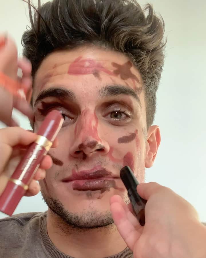 マルク・バルトラのインスタグラム：「Cuando te pones a jugar con tus hijas y sus amigas... 😂😅🤡🥰」