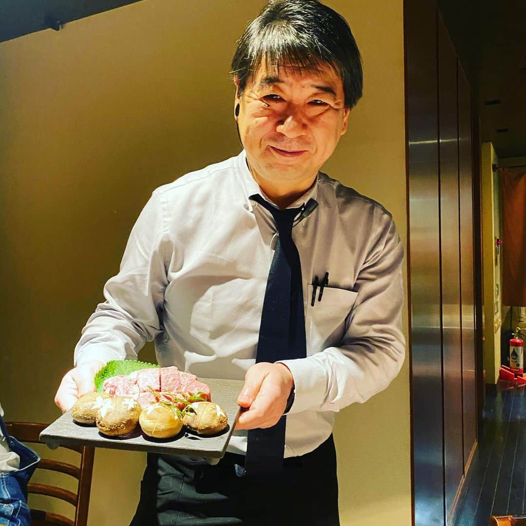 マキ・コニクソンさんのインスタグラム写真 - (マキ・コニクソンInstagram)「東京に着いて私の大好きなお店”東海亭”で焼肉ディナー！Mylanの佐々木敬子ちゃん親子、Stylingの白幡啓ちゃん夫妻、アーティストララも一緒に楽しいディナー！ほんと安定の美味しさでした！東海亭はオープン20周年。おめでとうございます！🎉🎉美味しいお店は長く続くよねーっ。 店長の高林さん美味しいお肉のプレゼント有難う御座います！🙏🏻ケティ、おけいちゃん、ララ有難う！幸せなひとときでした！😊 #美味しいお店のおすそ分け😋 #大好きな人達💕💕 #東海亭歴10年ぐらい」2月1日 0時29分 - makikonikson