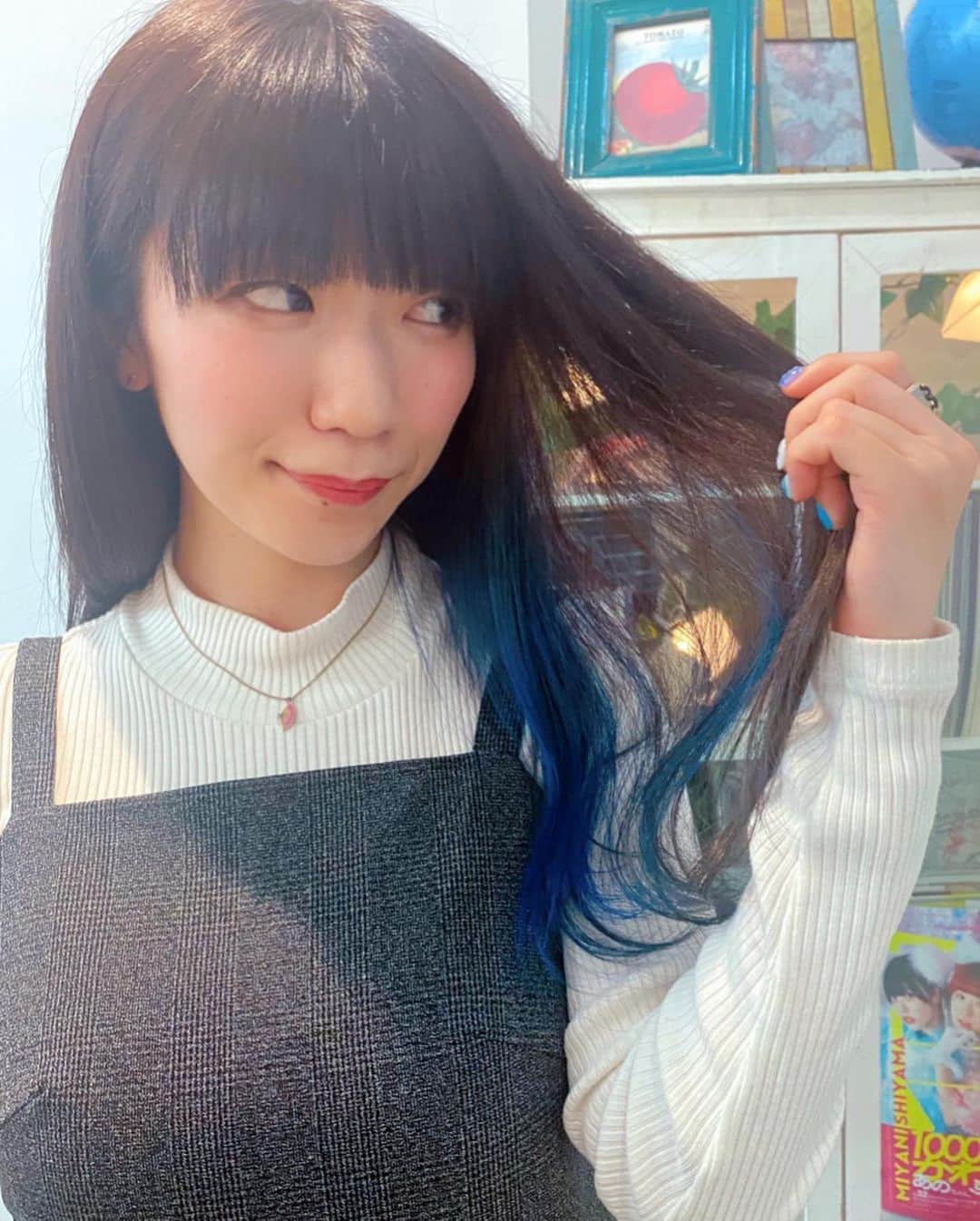 ぱいぱいでか美さんのインスタグラム写真 - (ぱいぱいでか美Instagram)「Spicaでヘアメンテ。 ネイルに続き髪の毛も今回は青に☻ ꙳ #spica #原宿 #hairsalon #haircolor #treatment #innercolor ꙳ Spicaのメンテも滑り込みで1月中に行けました！ ネイルに続き髪の毛も青に。 2/10は小関舞ちゃんのお誕生日ですからね！ 何があるわけでもないが！ 元々インナーはピンクなので綺麗に入るか不安でしたが そこは中田さんの素晴らしき技術により バシッと入れて頂きました。 全体もインナーに合わせてアッシュよりにトーン落としました。 前髪は量と幅を減らすためにサイドを伸ばしてたんだけど 結局もう我慢ならんと思って切っちゃった✂︎ その雰囲気に合わせて毛先も揃えてちょっと落ち着いた印象にしてもらいました❤︎ いつものピンクインナーも大好きだけど 青もラスボス感あっていいね！」2月1日 0時33分 - paipaidekami