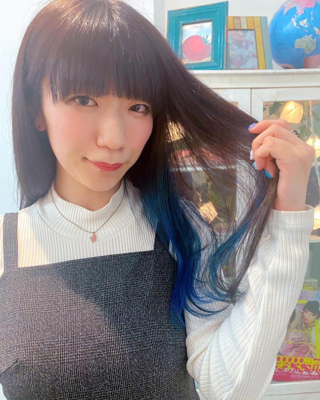 ぱいぱいでか美のインスタグラム：「Spicaでヘアメンテ。 ネイルに続き髪の毛も今回は青に☻ ꙳ #spica #原宿 #hairsalon #haircolor #treatment #innercolor ꙳ Spicaのメンテも滑り込みで1月中に行けました！ ネイルに続き髪の毛も青に。 2/10は小関舞ちゃんのお誕生日ですからね！ 何があるわけでもないが！ 元々インナーはピンクなので綺麗に入るか不安でしたが そこは中田さんの素晴らしき技術により バシッと入れて頂きました。 全体もインナーに合わせてアッシュよりにトーン落としました。 前髪は量と幅を減らすためにサイドを伸ばしてたんだけど 結局もう我慢ならんと思って切っちゃった✂︎ その雰囲気に合わせて毛先も揃えてちょっと落ち着いた印象にしてもらいました❤︎ いつものピンクインナーも大好きだけど 青もラスボス感あっていいね！」