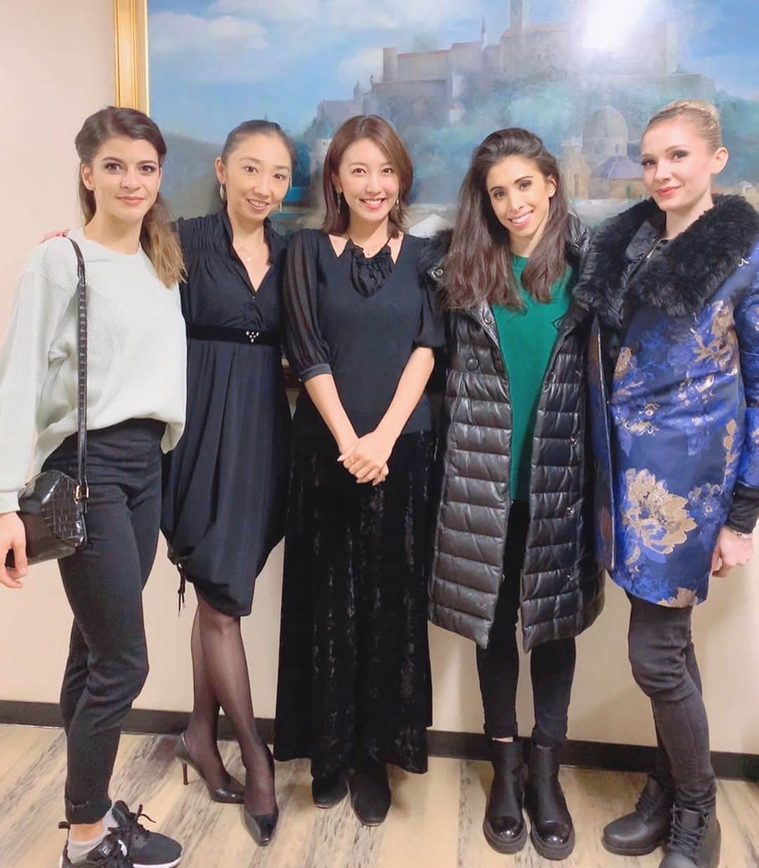 小澤陽子さんのインスタグラム写真 - (小澤陽子Instagram)「𝚒𝚗 𝚙𝚛𝚒𝚟𝚊𝚝𝚎❁  贅沢な時間◷ でした、、😭💖 . . 日本でこんなにビッグで豪華な公演が見られるなんて…幸せ🥺✨. . ついに！ 『輝く英国ロイヤルバレエのスター達』を鑑賞🩰。 観に行けてよかった。。 いい意味で鳥肌が立ちました…  本当に素敵でした！！！ 日本が誇るバレリーナがプロデュースし、日本が誇るバレエダンサー高田茜さん・平野亮一さん・アクリ瑠嘉さんが、母国で凱旋公演。。🇬🇧 ほんっとうに素晴らしかったです。綺麗だった…😢✨ 楽しかったです🤤💓 . . . まだ明日(2/1)もあるので、ぜひ！観に行ってみてください。  まだ明日は『当日券』あるみたいです🤩 日本で観られるチャーンス！🇯🇵 . . 一つ一つの演目の前に、わかりやすいシーンと見どころの説明VTRがあるので、初めて観る方でも大丈夫🙆🏼‍♀️🔰 . . また踊りたいなぁ…💭 . . . #女性としても素敵でかっこいい #ひかるさんの粋な計らい　で #ダンサーの皆さんにも #写真joinしてもらいました… #贅沢すぎます、すみません。 #アベンジャーズ集団 #輝く英国ロイヤルバレエのスター達 #ロイヤルバレエ #プロデューサー　#小林ひかる　さん #平野亮一 #高田茜 #アクリ瑠嘉 #ThisisBallet #classicBallet #🩰 #RoyalBallet #バレエ鑑賞の時は必ずこのネックレスを付けます」2月1日 0時37分 - yoko.ozawa729