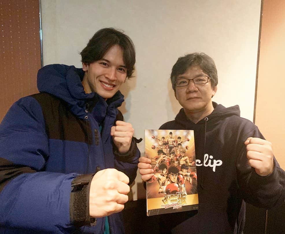 才川コージのインスタグラム：「舞台『はじめの一歩』  初日のゴングが鳴りました。  はじめの一歩は僕にとって特別で  初めて好きになった漫画で。 はじめて買った漫画で。  10年以上読み続けてて。  10年後に自分が出るなんて思いもしなかった。  やべーぞ！やばいんだ！ 最高の思い出になりました。  ヴォルグ・ザンギエフ  最後のゴングが鳴るまで 大切に大切に想いを拳にのせて闘います。  はじめの一歩の原作者である 森川ジョージさんと。  嬉し過ぎて携帯の待ち受け画面にしてしまいました！  まだまだ書きたりないけど、明日も本番だから寝ます！！ おやすみんみんぜみ！！！ . 2枚目はステージナタリーさんより、使わせて頂きました。  #はじめの一歩」