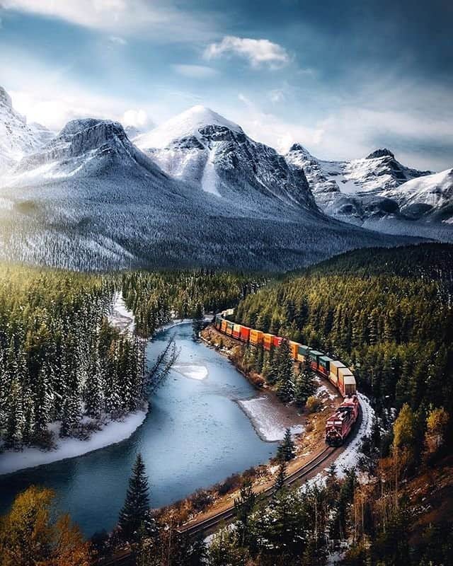 Explore Canadaさんのインスタグラム写真 - (Explore CanadaInstagram)「"As the weather was uncertain that day, we decided to explore the Banff area. After roaming a few moments, we discovered this spot with people already waiting for the train! We decided to stay, and it ended being the best decision of the day. Even if it lasted a few minutes, the first seconds were very special: you hear the train coming from a distance and then, you finally see it in all it’s beauty! Ahhh it made my child’s heart so happy!” If you’re visiting the Banff and Lake Louise area, don’t miss a stop by Morant’s curve, on the western end of the Bow Valley Parkway. Find out when the next train is coming by to be treated to this experience! #ExploreCanada⁠ ⁠ 📷: @eyes.abroad⁠ 📍: @banff_lakelouise, @travelalberta⁠ ⁠ #MyBanff #TravelAlberta #ExploreAlberta⁠」2月1日 1時01分 - explorecanada