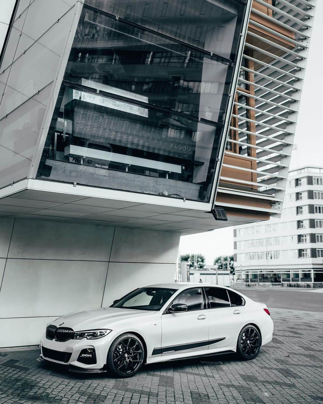 BMWのインスタグラム：「Gripping the road, and your attention. The BMW 3 Series Sedan. #THE3 #BMW #3Series #BMWrepost @csprb」