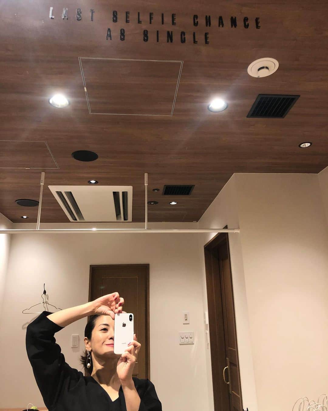 桑原りささんのインスタグラム写真 - (桑原りさInstagram)「"LAST SELFIE CHANCE AS SINGLE" だって、かわいい♥️ 知人のパーティーでお土産にと大量発注頂いたSweets Obligeクッキーを届けにホテルへ。花嫁の控え室かな、"独身最後の自撮りのチャンス"っていう鏡の文字、かわいいね😍  今日のお届け🍪の寄付先はRoom to Readだったので、200冊の現地語の本(or 教育支援)が低所得国のこどもたちに届けられることに📚🤩そう思うと俄然やる気がわいてくる。ありがとうございます！がんばるぞ。  #trunkhotel  #渋谷 #sweetsoblige  #スイーツオブリージュ」2月1日 0時55分 - lisakuwamon