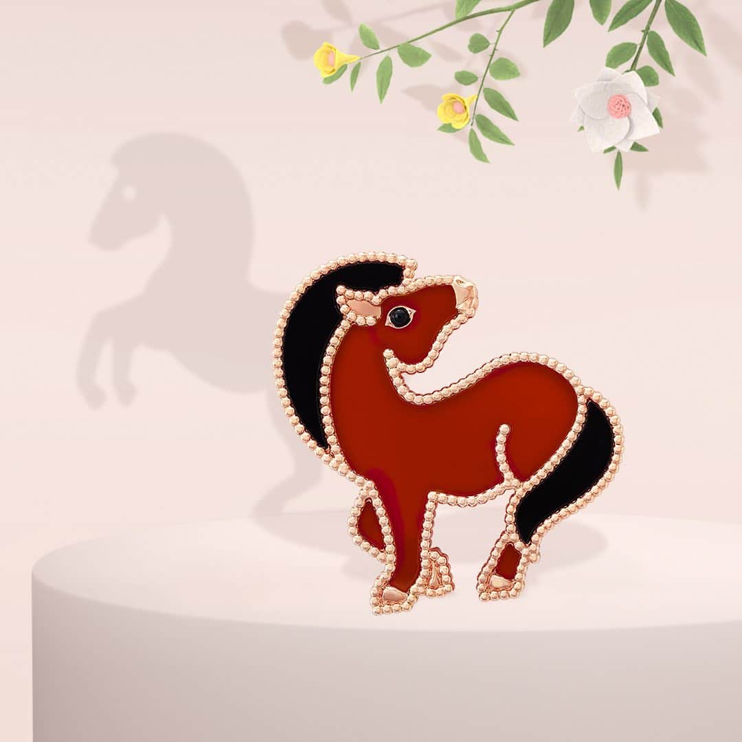 ヴァンクリーフ&アーペルさんのインスタグラム写真 - (ヴァンクリーフ&アーペルInstagram)「From noble and energetic to sweet and gentle, meet the Horse clip and the Pig clip. Slide to discover the exceptional Savoir-Faire behind these creations. #VCAluckyanimals #VanCleefArpels」2月1日 1時16分 - vancleefarpels
