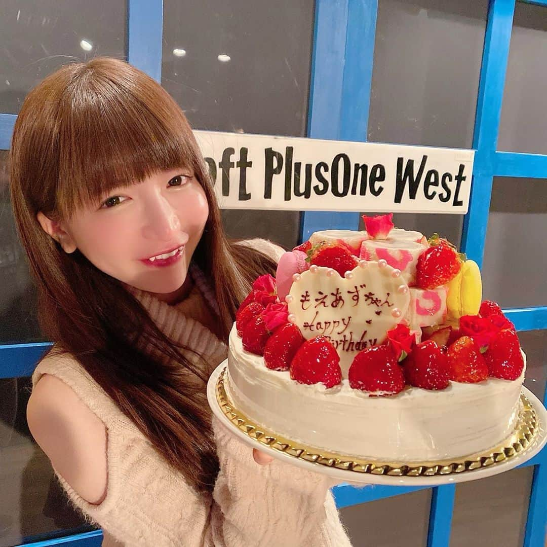 もえのあずきさんのインスタグラム写真 - (もえのあずきInstagram)「きょうはもえあず１６才のおたんじょうび🎂🥰こんなにおおきくなったよ💓  これからもよろしくね💓  前夜祭きてくれはったかたありがとうございます🙏  ケーキ、デカ盛り海鮮丼、たこやき、焼きそば、れんこんチップスその他おいしかった🤤💕 #もえあず生誕前夜祭 #もえあず生誕祭 #マダムシンコ#foreverteenager #ロフトプラスワンウエスト」2月1日 6時53分 - moeazukitty