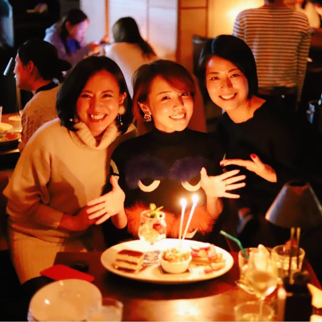 長嶺菜菜子のインスタグラム：「﻿ 素敵な空間でサプライズバースデー(♡︎ˊ艸ˋ♡︎)﻿ ﻿ ﻿ センスの塊あやちゃん @i_am_ayakomatsu ﻿ の誕生日﻿ ﻿ ﻿ なんかこのよくわからんモコモコの洋服を着こなせるのはあやちゃんしかいない👈👈﻿ ﻿ ﻿ 写真を撮るセンス﻿ 服のセンス﻿ ブロガーとして書くセンス﻿ ﻿ （あやちゃんのプロフィールにあやちゃんのアメブロのリンクがあるよ✨）﻿ ﻿ ﻿ センスが良い人ってあやちゃんの事だわ﻿ ﻿ ﻿ 私もセンス磨きたいっす💭﻿ ﻿ ﻿ あ、けどねけどね﻿ カメラ女子📷のあやちゃんに写真の撮り方上手って褒められたん😍🙌ぐへへ﻿ ﻿ ﻿ あやちゃんの数十万円するカメラ📷を借りてパシャパシャ撮ってた🤙🏽﻿ フォトグラファーななこの作品→pic2枚目から6枚目﻿ ﻿ ﻿ 写真撮るセンスあるかもめ👈🤩﻿ ﻿ ﻿ ってかってか。うん。撮るの楽しい📷」