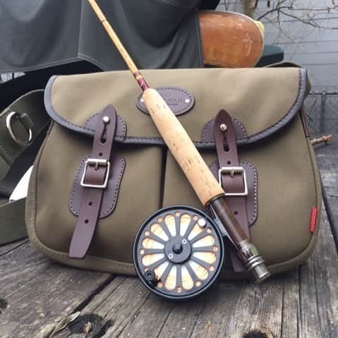ジョンチャップマンのインスタグラム：「“Helpful service” Troutbeck 14 a versatile #bag, but ultimately a must-have #fishing accessory. Image credit : Mr S. Clark #madeinengland🇬🇧 #handcrafted #fishingbags #gonefishing」