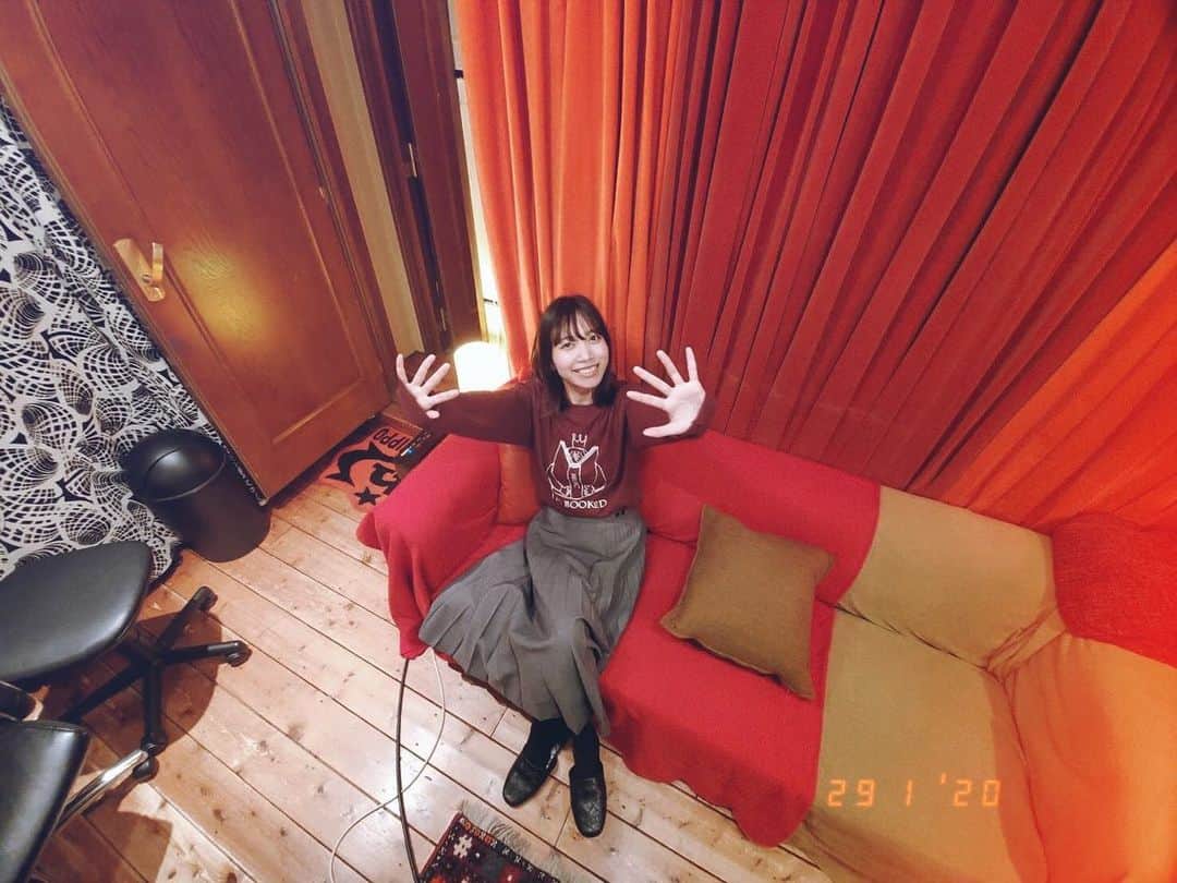 辻詩音のインスタグラム：「しごとば🎧🎙👸 (朝はなにもできないから、出勤のときはなるべくお昼すぎにしてもらう🍥) #辻詩音 #music #singersongwriter #studio #tsujishion」