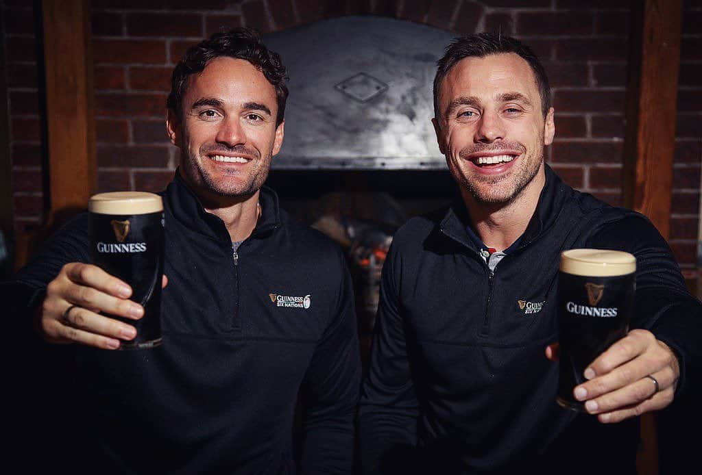 トム・エバンスさんのインスタグラム写真 - (トム・エバンスInstagram)「A well-deserved pint with @tommybowe after today’s GUINNESS Hike Experience in Dublin’s Howth Head. Keep an eye on Guinness.com to find out more about the GUINNESS SIX NATIONS Experiences #Ad #GuinnessSixNations」2月1日 2時01分 - te11