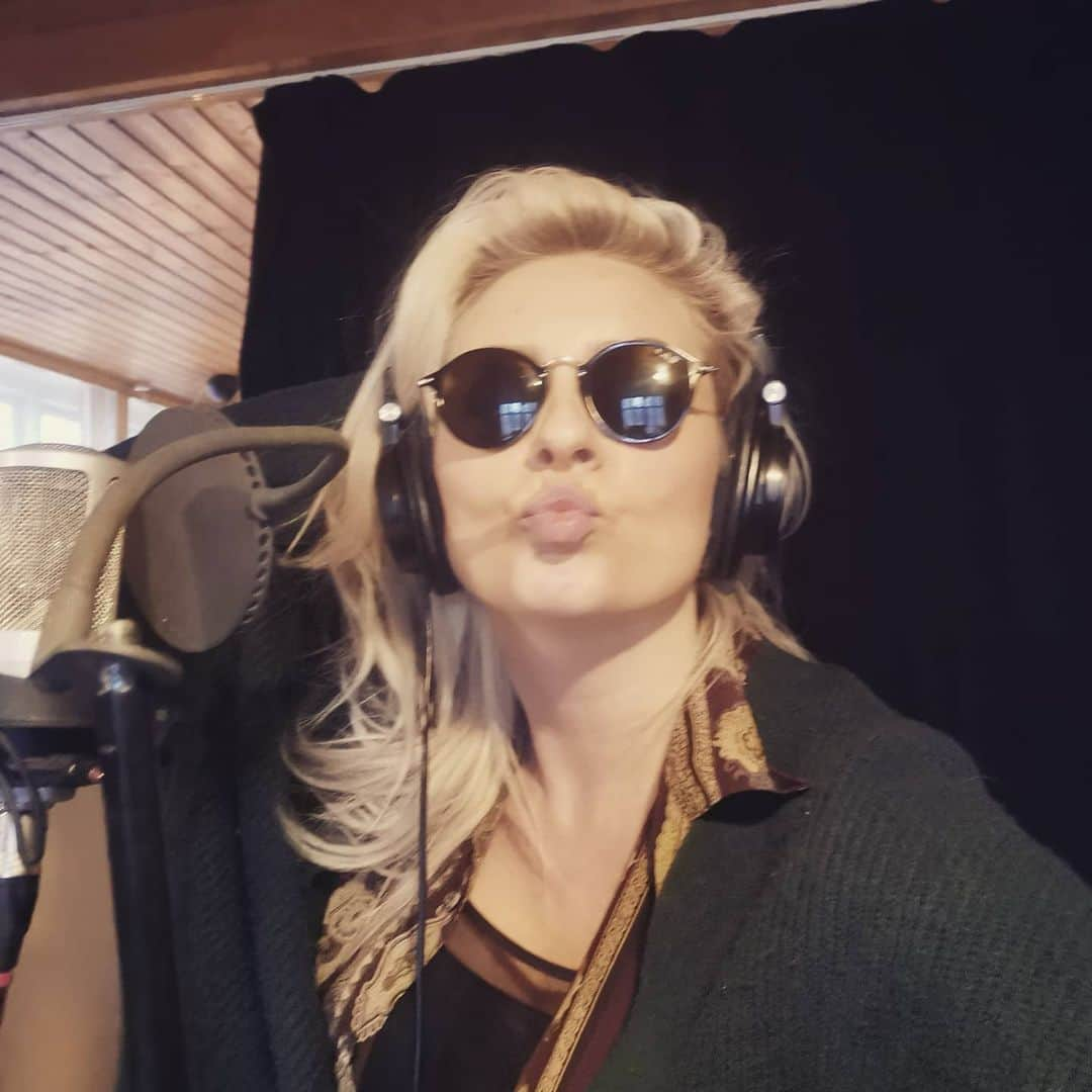 アイヴォール・ポルスドッティルさんのインスタグラム写真 - (アイヴォール・ポルスドッティルInstagram)「Kisses from the studio room where I spend most of my days at the moment. It's still winter here but I like my sunglasses when I record my vocals 🕶️🕶️🕶️ It's nice to sing in darkness 🖤 🖤 🖤 . . . . . . . . . . . #neweivormusic2020 #darkpop #alternative #love #livemusic #liveband #onstage #music  #folk #tourlife #touring #eivør #eivor #electronica #folktronica #eivorshows2020 #eivørtour2020」2月1日 2時02分 - eivormusic