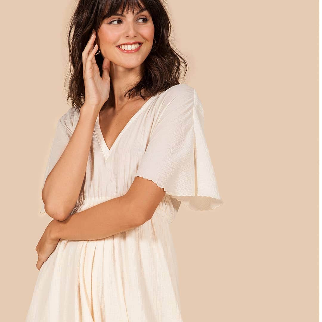 ベンシモンのインスタグラム：「Smile 'cause it's Friday ! ✨ ​et surtout parce que les premières pièces de notre nouvelle collection sont arrivées et qu'elles nous rappellent que l'été n'est pas si loin ! 😉 (lien dans la bio) ​🇬🇧 Smile 'cause it's Friday! ✨  and above all because the first pieces of our new collection have arrived and they remind us that summer is not so far away! 😉 (link in bio) ​#bensimon #inspiration #nouvellecollection #newco #ss20 #robe #robeblanche #whitedress ​」
