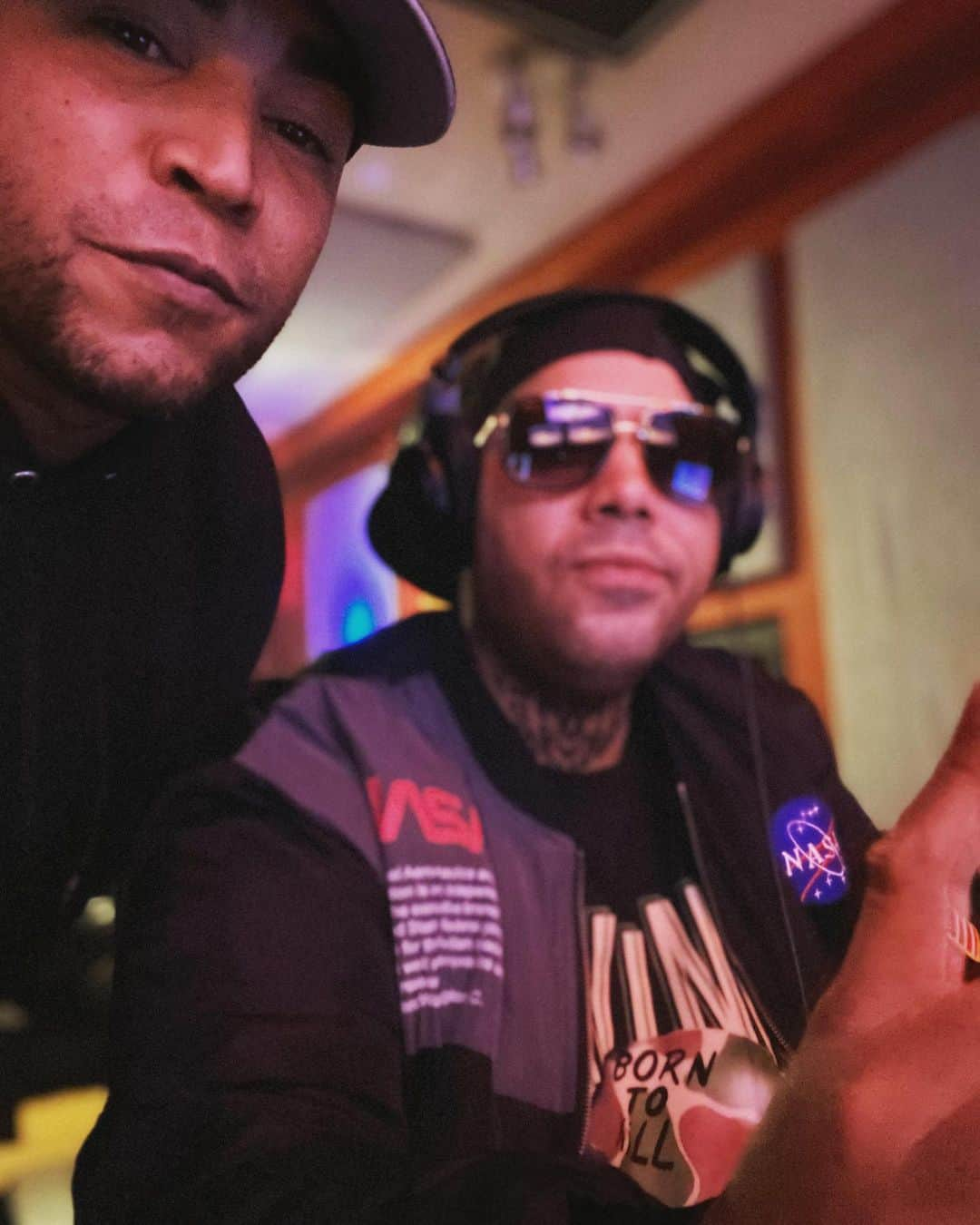 ドン・オマールさんのインスタグラム写真 - (ドン・オマールInstagram)「Haciendo #reggaeton con @djblass1 ¿Recuerdan mi primera canción con el artesano? Menciona la producción」2月1日 2時04分 - donomar