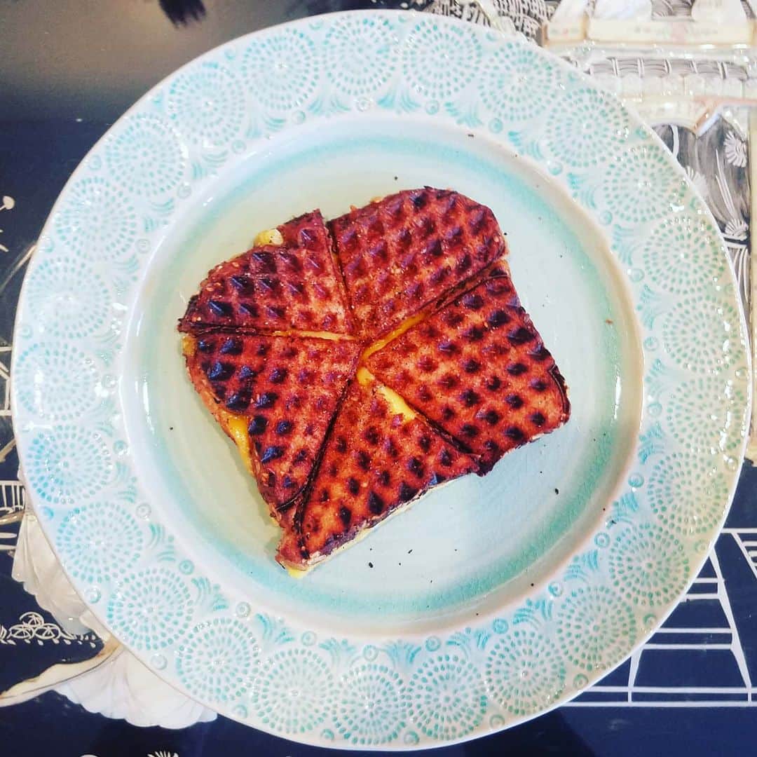 のインスタグラム：「VEGAN GRILLED CHEESE WAFFLE SANDWICH #GASOLINEKITCHEN ADVENTURES 🍞🧀🥪 @daveskillerbread #21wholegrains #bread #veganbread  @milkadamia #VEGANBUTTER #butter  @violife_foods #cheddar #vegancheese slices  #vegansofinstagram #veganfood #whatveganseat #vegan #veganaf #plantbased #instavegan #PLANTPOWER #crueltyfree #veganrecipe #grilledcheese #vegangrilledcheese #sandwhich #vegetarian @gasolineglamour #GASOLINEGLAMOUR #daveskillerbread  #milkadamia  #violife」