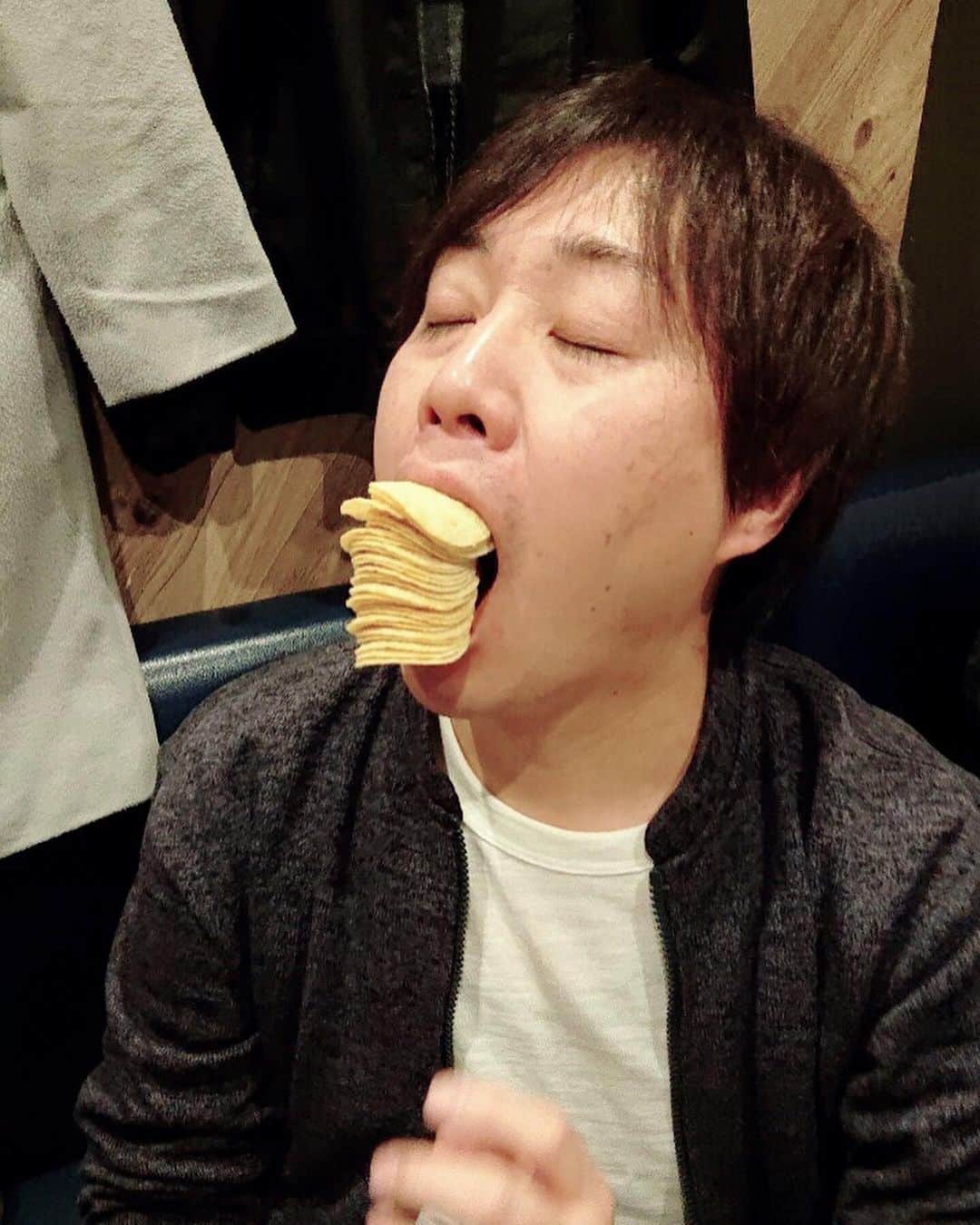 あつひろのインスタグラム：「なんか四コマ漫画みたいになったwww 3コマ目のブレ感 最高やな🤩👍 #プリングルス #オニオン #ハラペーニョ #何枚いけるか #四コマ漫画 #奇跡 #奇跡の一枚 #あつひろ#声優芸人 #声優 #ナレーター #芸人 #吉本興業 #アセチルシアター #空き時間 #チャレンジ #YouTube #罰ゲーム #恥ずかしい #照れ #反省 #あひる口 #もりりか #ゴスケ #SHiN」
