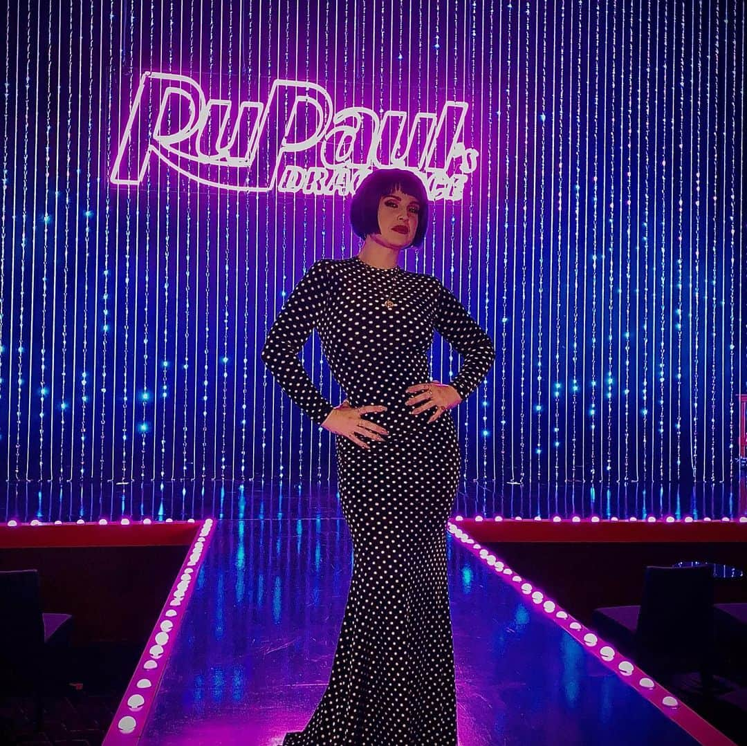 ケリー・オズボーンさんのインスタグラム写真 - (ケリー・オズボーンInstagram)「Last night I saw with out question the best #Vegas show I have ever seen! @rupaulsdragrace & @rupaulofficial you ladies have truly outdone yourselves. I had the time of my life. During the first year of my sobriety when I was so raw/vulnerable and scared to leave my house I sat at home and watched every episode of @rupaulsdragrace it was the only thing that made me laugh. The show literally got me through one of the hardest years of my life. Now once again I find myself walking through another tough time and there is nothing like a drag show to pick me up, dust me off and show me that with love in my heart  I have the charisma, uniqueness, nerve, and talent to get through anything this life throws at me 💜 thank you @rupaulofficial for saving the day again.」2月1日 2時24分 - kellyosbourne