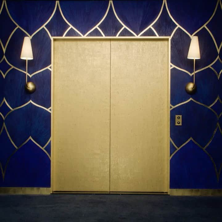 キャサリン・ウィニックのインスタグラム：「Life is like an elevator.. 😉Golden Globes 2020. @instylemagazine.」