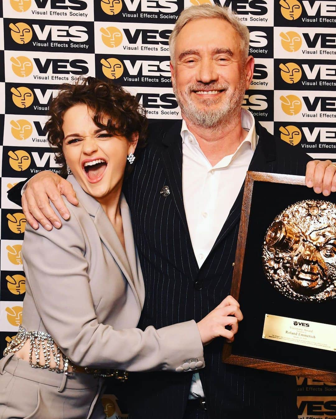 ジョーイ・キングさんのインスタグラム写真 - (ジョーイ・キングInstagram)「I got to present @rolandemmerich with the Visionary Award at the VES awards! Getting to honor my friend and write a speech to try and sum up the masterful career he has had and is continuing to have, was so special. I’ve known Roland since I was 13 and we’ve done 3 films together. Working for Roland and being able to love Roland like family is a privilege and I feel real darn lucky to have been part of this moment 💙」2月1日 2時39分 - joeyking