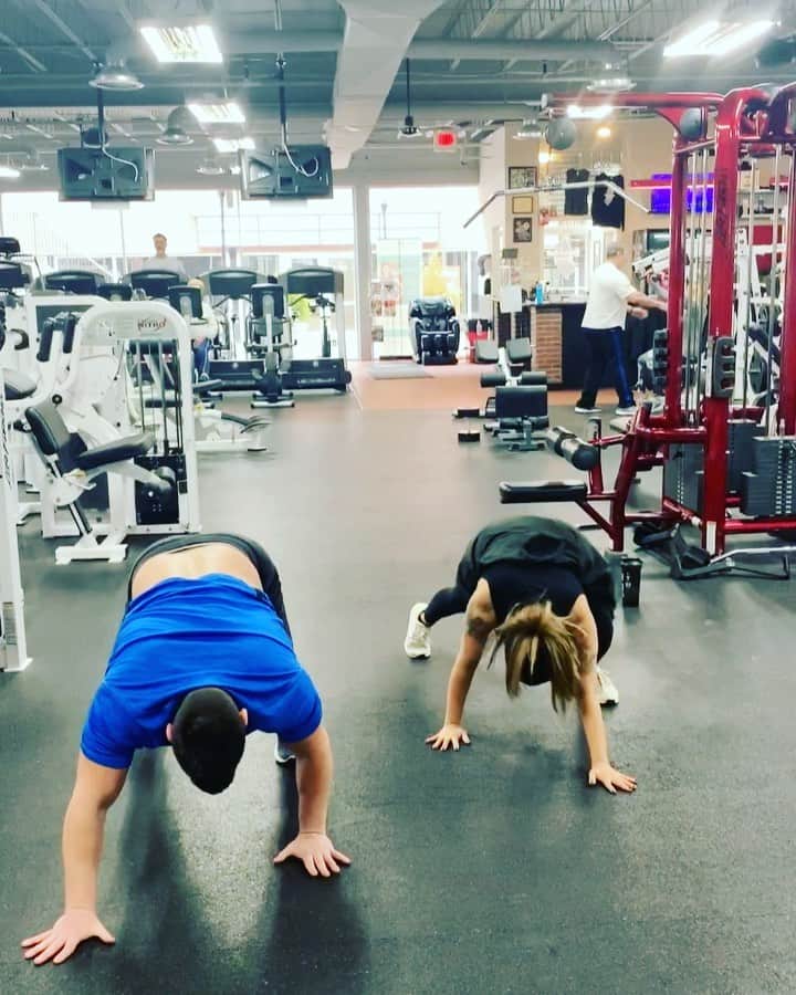 ニコール・ ポリッツィのインスタグラム：「Everyone: Let’s go to the gym and workout!  No one:  @realanthonymichael #Bears 🐻」