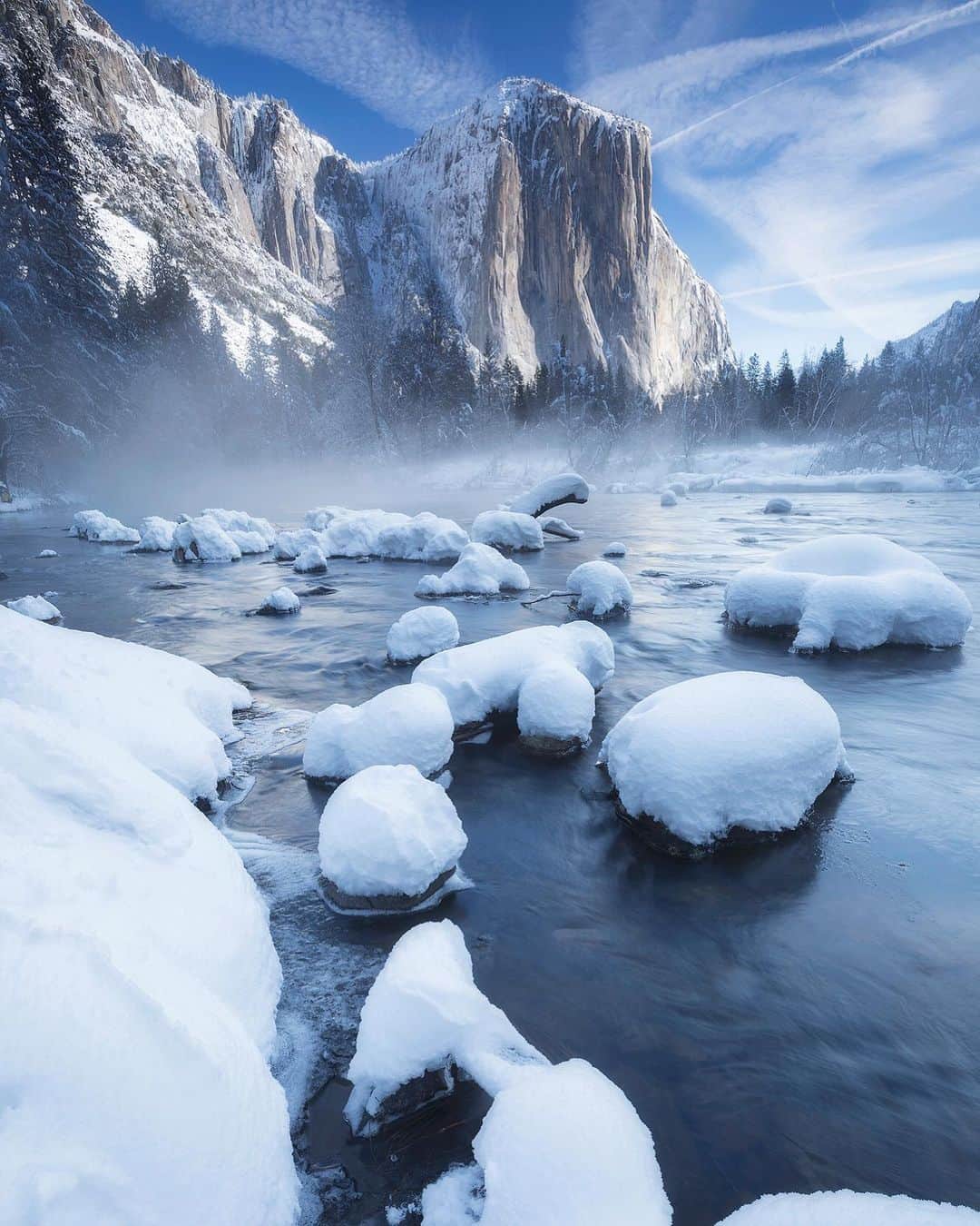 Chase Dekker Wild-Life Imagesのインスタグラム：「There’s nothing like Yosemite covered in a fresh layer of snow. While every season has something to offer, the winter season brings solitude, icicles clinging to the granite cliffs, and of course the very famous Firefall. What’s your favorite season in Yosemite?」