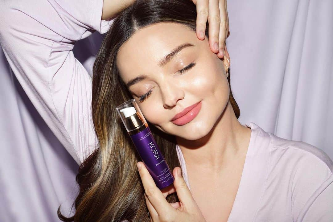 ミランダ・カーさんのインスタグラム写真 - (ミランダ・カーInstagram)「My new @koraorganics Noni Night AHA Resurfacing Serum is officially launching on Monday but I wanted to give my followers the exclusive opportunity to buy now! Follow link in bio ✨💜✨」2月1日 2時56分 - mirandakerr